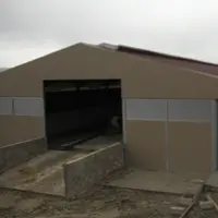 Les éleveurs ont investi dans un grand bâtiment plus fonctionnel et opérationnel. © M.-A. Batut