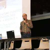 Daniel Sauvant , chercheur à l'Inra, a présenté aux techniciens un nouveau système d'unité d'alimentation. © R. de Crémoux