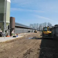 La cour entre la chèvrerie à gauche et le bâtiment de soin à droite a depuis été pavée et aménagée. © Henk ten Have / Geitenhouderij