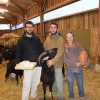 Nicolas, Clément et Marion ont construit ensemble une ferme qui leur ressemble. © D. Hardy