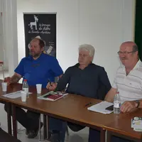 Franck Moreau, Jacky Salingardes et François Bonnet ont échangé avec la trentaine d’éleveurs présents à l’assemblée générale des chevriers de Nouvelle