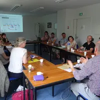 Quatre fromagers fermiers ont pu échanger avec cinq représentants des DDPP des Deux-Sèvres, de la Vienne et de Charente. © dr