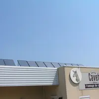 Les capteurs solaires sont placés sur le toit de l'entreprise.  © P.-L. Berger