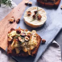 Cette tartine de pain d'épices avec de la poire, du rocamadour et des noisettes a été imaginée pour la journée de promotion du fromage de chèvre. © An