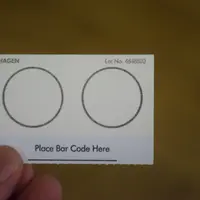 On place une goutte de lait sur ce support que l'on envoie dans un laboratoire traitant les cartes FTA Elute.  © D. Hardy