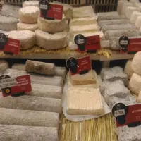 En moyenne, un crémier propose une quarantaine de références de fromages de chèvre en pleine saison. © B. Morel