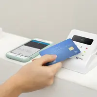 Grâce à la technologie sans contact, il suffit de poser la carte sur le terminal pour valider automatiquement la transaction. © SumUp
