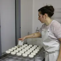 Il est recommandé qu'en fromagerie la personne qui sale soit toujours la même, pour plus d'homogénéité entre les fromages. © B.Morel