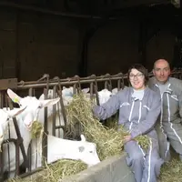 Christiane et Gilles Morisset sont attentifs au moment de l'enrubannage du ray-grass, étape essentielle pour que le fourrage garde des qualités nutrit