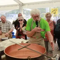 Les chevriers des Savoie font démonstration de leur savoir-faire fromager aux nombreux visiteurs. © Printemps des chèvres