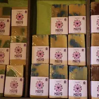La saponification à froid permet de réaliser des inclusions de savon coloré dans le bloc principal, donnant un aspect unique aux produits de Malvina.