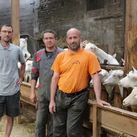 De gauche à droite : Benjamin, Damien et Grégory, trois des associés du Gaec des grandes dolines. « Prendre les décisions à plusieurs est moins stress