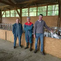 Cyprien Jullian, Guido Bruni et Eric Barnier, dans le bâtiment d'élevage de la ferme Saint-Alban. Ces derniers ont récemment fait un point quant au ta