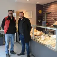 Bruno Grange et Benoît Charron espèrent que ce concours facilitera les relations entre fromagers fermiers et crémiers. © L. Thomas