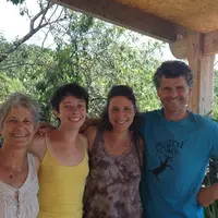 Véronique et Gilles Léon encadrent celles qui vont assurer la pérennité de leur ferme, Céline et Marceline. © Gaec de la Jaubernie