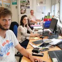Dans un désordre organisé, l'équipe de rédaction travaille sur les prochains numéros  (de gauche à droite : Bérenger Morel, Marine Steinmann, Damien H