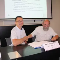 Jean-Yves Rousselot (France conseil élevage) et François Perrin (Capgènes) concluent l'accord faisant de la fédération des contrôles laitiers un membr