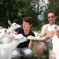 Avec les chèvres comme avec les hommes, c'est toujours mieux avec le sourire ! © D. Hardy