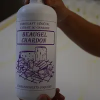 Pour rester cohérente jusque dans sa fromagerie, Alexandra utilise en alternance du coagulant microbien (Mucor) ou végétal (fleur de chardon marie) pl