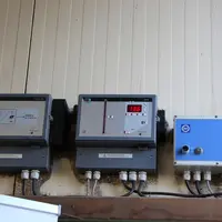 OPTION Les deux boîtiers de régulation des ventilateurs (en bleu le boîtier de régulation des volets). Chaque boîtier régule les trois ventilateurs si