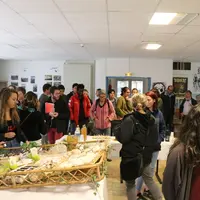 Suite aux conférences, les participants ont pu prolonger leurs discussions autour des fromages que chacun a amené. © B. Morel