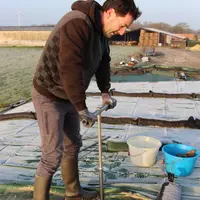 Le prélèvement par le dessus du silo permet d’analyser le fourrage sur toute la hauteur avant d’ouvrir le silo. © V. Bargain