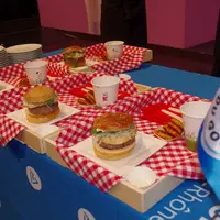 Le burger caprin alliait viande et fromage caprin avec de la poire, de la courge et du radis noir. Une fois cuite, la viande de chèvre montre sa perso