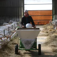 La brouette électrique permet de distribuer un concentré sur toute la longueur de la chèvrerie, sans efforts et sans besoin de recharger. © B. Morel