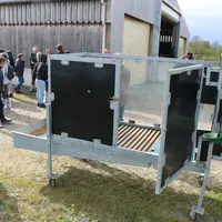 Pour calculer la quantité d’herbe ingérée et assimilée, les chercheurs utilisent une cage de digestibilité permettant de récupérer tous les fèces d’un