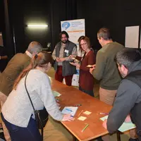 Lors d’un amusant atelier, les éleveurs et techniciens sont invités à noter tout ce qui pourrait dégrader la traite. © D. Hardy