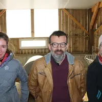 Claire Esvelin, à droite, salariée chez Emmanuel Dousselin, éleveurs dans le Morbihan, au centre © B. Morel