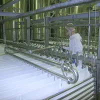 Dans l’industrie, les filtres-presses peuvent être remplis simultanément par des rampes à becs multiples. Des solutions de mécanisation voire de robot