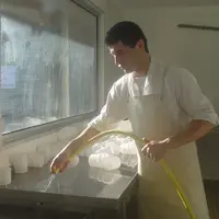 Si le fromager fermier peut utiliser de l’eau propre pour abreuver son troupeau, il faut qu’elle soit potable pour la salle de traite et la fromagerie