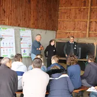 Les étudiants étaient au rendez-vous sur les sept ateliers parlant fourrages, reproduction ou compost. © B. Morel
