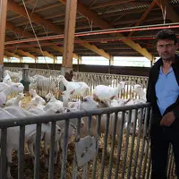 Philippe Robin. « Le bien-être des animaux a été une priorité dans la conception de la chèvrerie et des nurseries. »  © V. Bargain