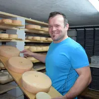 Lorenz fabrique des tommes de 3,5 kilos ou 500 g. © D. Hardy