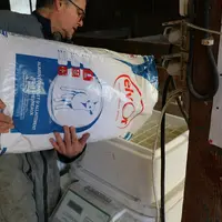 L'utilisation d'aliment d'allaitement est économiquement plus rentable et prend moins de temps à condition d'être équipé d'une louve. © B. Morel