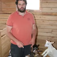Après plusieurs déconvenues sanitaires sur leur troupeau, Noémie et Nathan Pouliquen minimisent les risques de contamination par le lait. © B. Morel