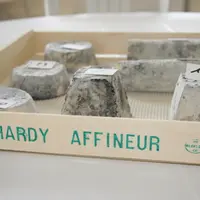 L'affinage des fromages fermiers à l'extérieur est une pratique bien ancrée dans de nombreuses régions. © D. Hardy