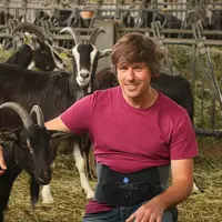 Antoine Deltour a eu un coup de cœur pour les chèvres poitevines dont le lait donne des fromages particulièrement doux et onctueux. © B. Morel