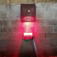 Les lampes chauffantes à infrarouge  empêchent les abreuvoirs de geler.  © N. Monier