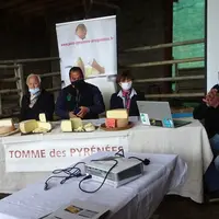 C'est en sa ferme du Carrégaout à Castelnau-Durban (Ariège), qu'André Bazerque (à droite), président de l'Association des fromagers fermiers artisans