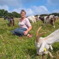 Laëtitia Benoît transforme le lait de ses chèvres des fossés en fromages et yaourts. © Keraden
