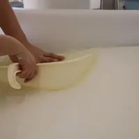 Quand le caillé est visuellement de qualité et que l'acidité est optimale, le fromager peut garder de côté du lactosérum qui servira à réensemencer du
