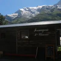 La fromagerie de Mademoiselle Clémence s'intègre parfaitement dans le paysage montagnard de Savoie et intrigue le flot de randonneurs qui passent sur