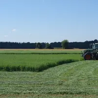 Réaliser une première coupe précoce permet de tirer un maximum de profit de la forte pousse de printemps. © J. Jost