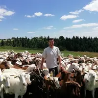 Le nouveau président de Capgenes, Fréderic Baudy, élève 500 chèvres de race Saanen et Alpine, en Gaec, en Aveyron. © Gaec des Petits Ruminants