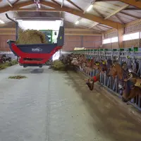 Le couloir d'alimentation, très large, permet de passer facilement avec la dérouleuse-pailleuse et laisse une large place au robot distributeur de con