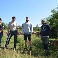 Les trois associés du Gaec de La chèvre de Russilly, Philibert Gonot, Laurent Descombin et Lucie Zins, avec Alexis Peulson, apprenti, ont créé un outi