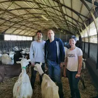 Au Gaec des Cabrioles, Laurent Moreau, Thierry et Séverine Reulier ont recours aux lactations longues depuis leur installation en 2004.